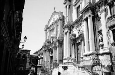 Scorcio laterale sulla facciata della Chiesa