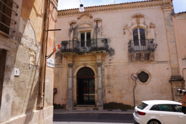 Scorcio della facciata del palazzo Scorcio della facciata del palazzo