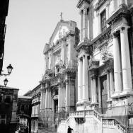 Scorcio laterale sulla facciata della Chiesa