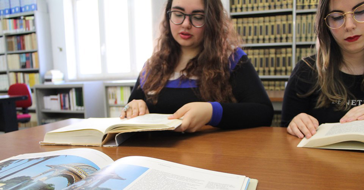 Ragazze in biblioteca