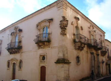 Vista d'angolo del palazzo Vista d'angolo del palazzo