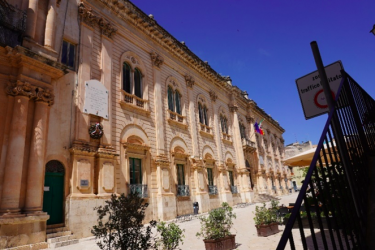Scorcio della facciata del palazzo Scorcio della facciata del palazzo